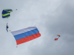В Волжском высадились парашютисты