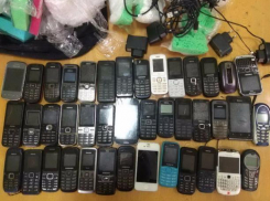 Восемь свертков запрещенных предметов пытался передать волгоградец своим друзьям из волжской колонии