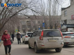 В центре Волжского водители паркуются прямо на тротуаре: ВИДЕО