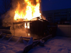 Под Волжским ночью загорелась хозпостройка