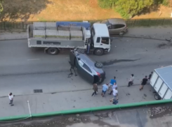 Последствия аварии с перевернутой иномаркой попали на видео в Волжском
