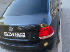 В Волжском водитель питбайка врезался в автомобиль и скрылся с места ДТП