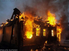 Деревянная хозпостройка вспыхнула в Ленинском районе