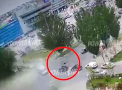 Ребенок выпал из машины на ходу в Волжском: видео