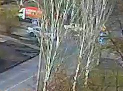 Разворот на 180 градусов и вылет на «зеленку» обеспечил «Жигулям» торопливый водитель в Волжском