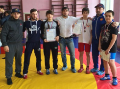 Три спортсмена из Волжского стали призерами в региональном турнире по вольной борьбе