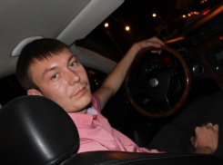 На севере Волгограда неизвестный с ножом напал на трех парней: один погиб, двое в больнице