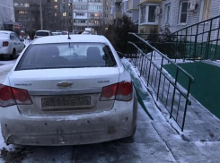 Автохам перегородил дорогу пешеходам