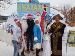 Казахи Волжского пригласили на новогоднюю елку детей-инвалидов