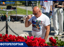 «Никто не забыт»: в Волжском сотни горожан пришли поклониться воинам всех поколений