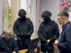 Глава отдела администрации Волгограда 3 года прикрывал огрехи УК за взятки