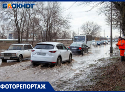 Дыра в земле и затопленная Пушкина: фоторепортаж с места прорыва трубы в Волжском