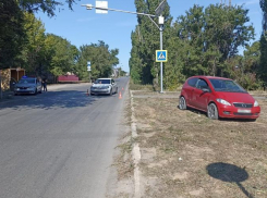 В Волжском «Мерседес» после ДТП снес пешехода на обочине