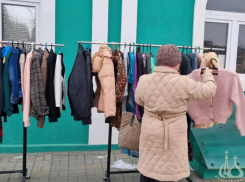 В Волжском выдали одежду нуждающимся