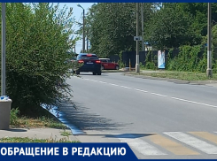 Кустарники «сковали» выезд с поселка Рабочий в Волжском