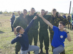 Победители казачьих боев получили в Волжском по шашке  