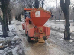 Городская уборка: коммунальные службы приводят в Волжском магистрали в порядок 