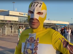 В желтом костюме с гербом и плащом: супергерой из Ставрополя приехал в Волгоград на «Руки вверх!» 