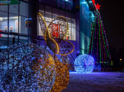 В Волжском начали создавать новогоднее настроение: пандемия не помеха празднику