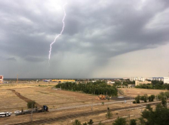 Мощный ливень и грозу спрогнозировали в понедельник в Волжском