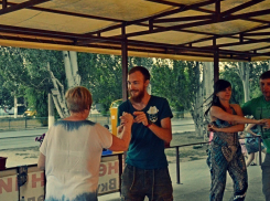 В Волжском танцуют сальсу и кизомбу на свежем воздухе