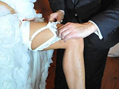 Кружевную подвязку на сексуальной ножке показала певица из Волжского Юлия Ковальчук