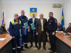 Спасших подростка на тонком льду спасателей наградили в администрации Волжского