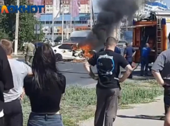 В Волжском у «Добростроя» после столкновения загорелся автомобиль