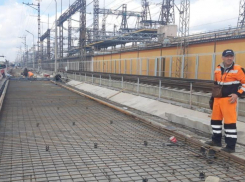 Дорожники работают на Волжской ГЭС в две смены
