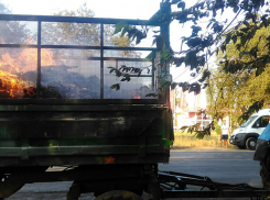 Примером для гордости стали водители, которые помогли спасти загоревшийся трактор на дороге в Волжском 