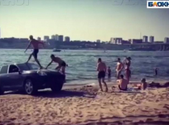 В Средней Ахтубе молодчики прыгали в воду с крыши «Porsche Cayennе»