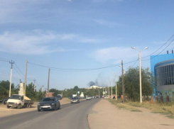Очевидцы сообщают о крупном пожаре в Волжском: видео