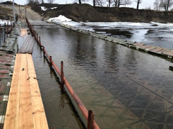 «Через мост не ездят машины по доставке продуктов»: село под Волжским оказалось в «блокаде» из-за неисправных понтонов