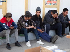 Мигрантов вывозят из Волжского в Узбекистан поездами 