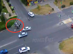 Опрокинулась на бок: в Волжском на видео попала авария с перевертышем