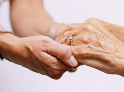 Соцработников Волжского поздравили с их профессиональным праздником