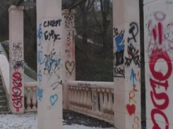 Лестница на Набережной запачкана грязью от вандалов в Волжском