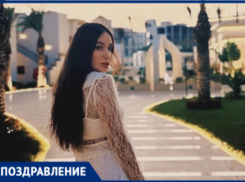 Подруга поздравляет Ларису с днём рождения