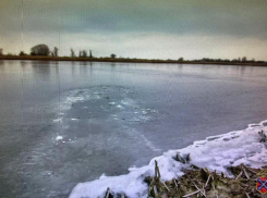 Водолазы ищут подо льдами мужчину близ Волжского