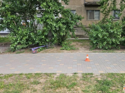 В Волжском ищут водителя электросамоката, сбившего пешехода