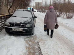 В Волжском владелец авто хамит соседям и паркует автомобиль на тротуаре