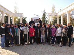 В Волжском привели в порядок сквер первостроителям