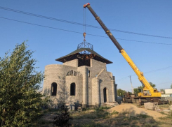 Под Волжским установили крышу на храме Зеленого