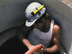 Под Волгоградом двое рабочих свалились на дно сливного колодца канализации