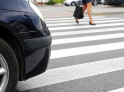 Водитель, сбивший молодую женщину в Волжском, умчал по делам, оставив ей свой номер