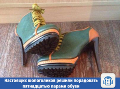 Настоящих шопоголиков решили порадовать пятнадцатью парами обуви