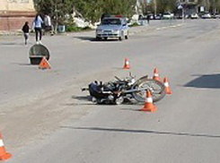 Молодой мотоциклист засмотрелся на девушку за рулем в Волжском и врезался в ее авто