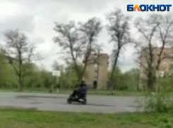 Байкеры «лихачили» на школьном дворе, вокруг играющих детей в Волжском: видео