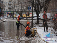 Волжские коммунальщики вышли бороться со вселенским потопом