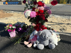 В Волжском организовали мемориал памяти на месте аварии, где погибла 9-летняя девочка под колесами маршрутки